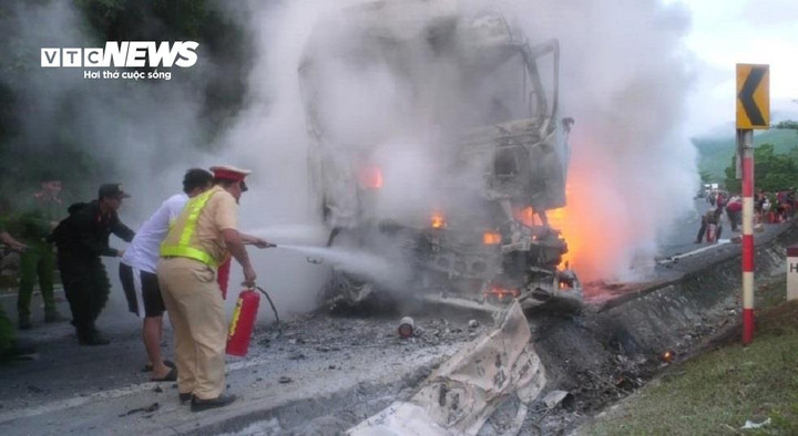 Ngoài ra, Đội CSGT số 2 huy động tất cả lực lượng tại chỗ và các thiết bị chữa cháy, Công an huyện Nam Giang cùng người dân địa phương dập lửa.