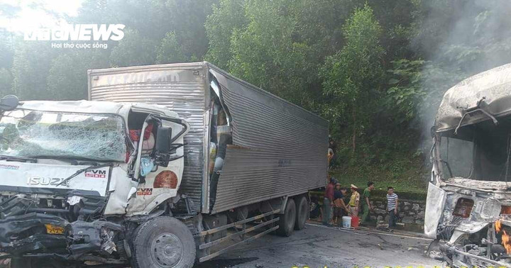 Đến Km1328+200, đoạn qua xã Cà Dy, huyện Nam Giang, tỉnh Quảng Nam, xe tải 17H 019.44 xảy ra va chạm với xe tải BKS 50H 212.19 do Nguyễn Thành Công (37 tuổi, trú huyện Nga Sơn, tỉnh Thanh Hóa) cầm lái chạy theo hướng ngược lại.