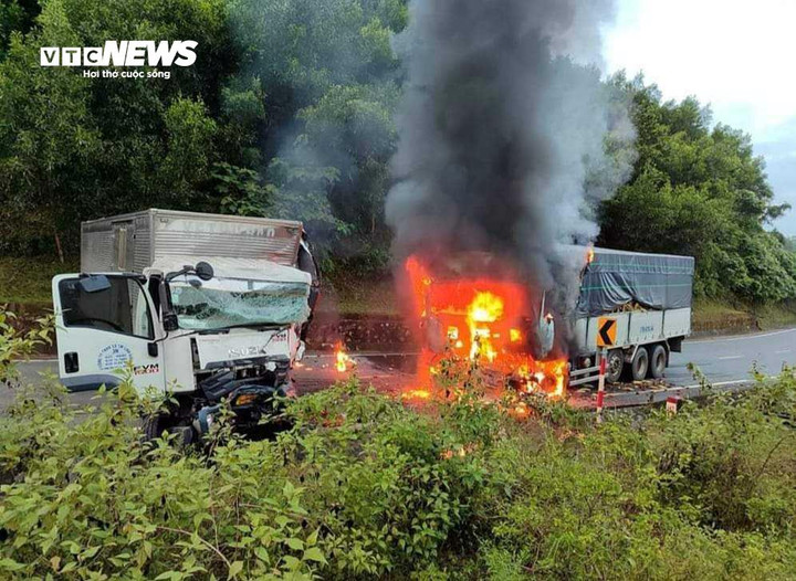 Khoảng 5h30 ngày 28/10, xe tải mang BKS 17H 019.44 do tài xế Nguyễn Văn Kiện (51 tuổi, trú TP Buôn Ma Thuột, tỉnh Đắk Lắk) cầm lái chạy hướng Kon Tum - TP Đà Nẵng.