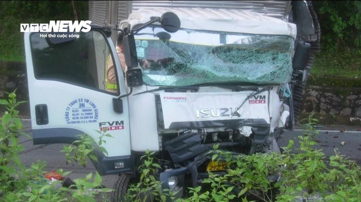 Trong khi xe tải BKS 17H 019.44 bốc cháy ngùn ngụt thì đầu xe BKS 50H 212.19 bị biến dạng sau va chạm, tài xế Nguyễn Thành Công bị mắc kẹt trong cabin.