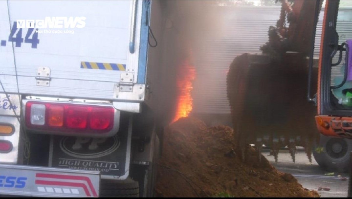 Nguyên nhân vụ tai nạn khiến xe tải bốc cháy ngùn ngụt đang được cơ quan chức năng điều tra, làm rõ.