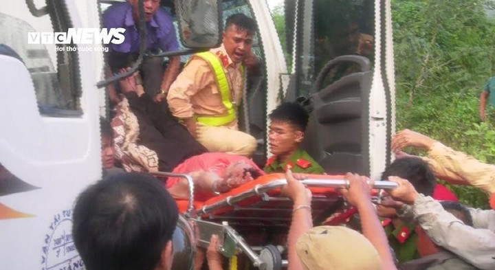 Nhận được thông tin, Đội CSGT số 2 đã khẩn trương có mặt tại hiện trường phối hợp với lực lượng chức năng giải cứu tài xế Công ra ngoài và đưa đến bệnh viện cấp cứu, đồng thời điều tiết phân luồng giao thông.