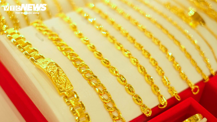 Giá vàng thế giới tăng 21 USD, vượt mốc 2.000 USD/ounce.