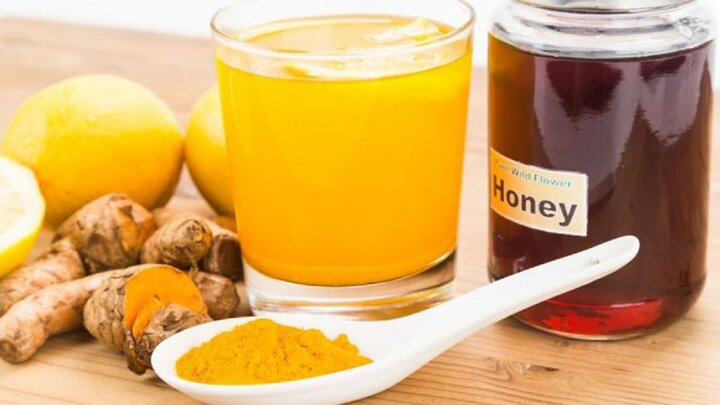 Bí quyết dưỡng da với mật ong và tinh bột nghệ được nhiều người ưa chuộng.