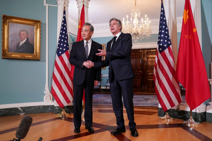 Ngoại trưởng Trung Quốc Vương Nghị và Ngoại trưởng Mỹ Antony Blinken. Ảnh: Reuters