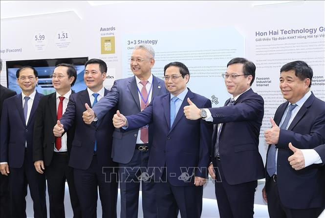 Thủ tướng Phạm Minh Chính và các đại biểu tại Triển lãm quốc tế Đổi mới sáng tạo Việt Nam năm 2023 (VIIE 2023).