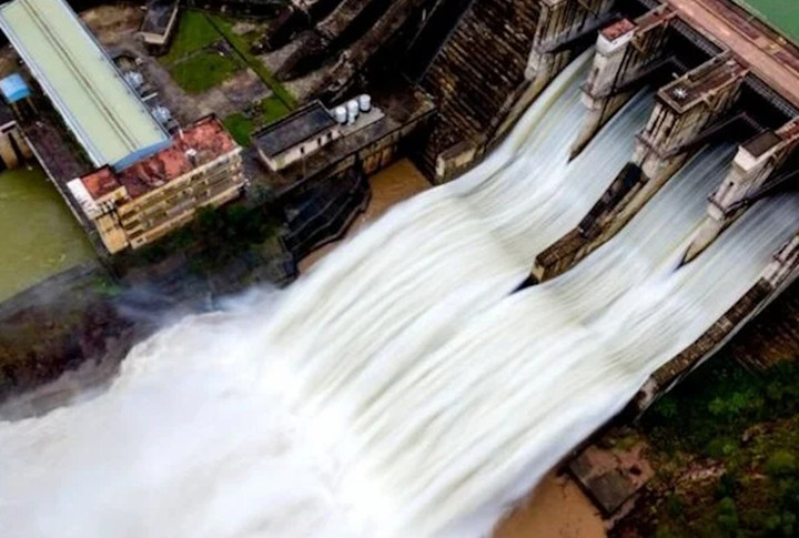 Hồ chứa thuỷ điện Hương Điền điều tiết nước về hạ du. (Ảnh: Trần Thiên).