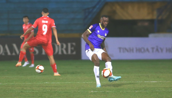 Các cầu thủ chuyền bóng qua lại chờ ban tổ chức xử lý sự cố.