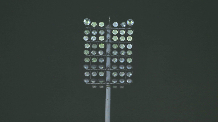 Một trụ đèn của sân Hàng Đẫy gặp sự cố.