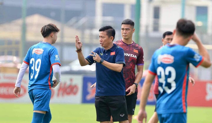 HLV Hoàng Anh Tuấn làm việc với các cầu thủ U23 Việt Nam qua nhiều đợt tập trung năm 2023.