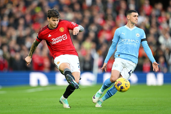 Trận derby diễn ra sôi nổi ngay từ những phút đầu. (Ảnh: Getty Images)