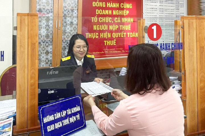 Công tác thực hiện hướng dẫn thủ tục hành chính thuế cho người dân luôn được ngành Thuế tập trung chỉ đạo triển khai đúng quy trình nghiệp vụ, tuân thủ nghiêm quy định.