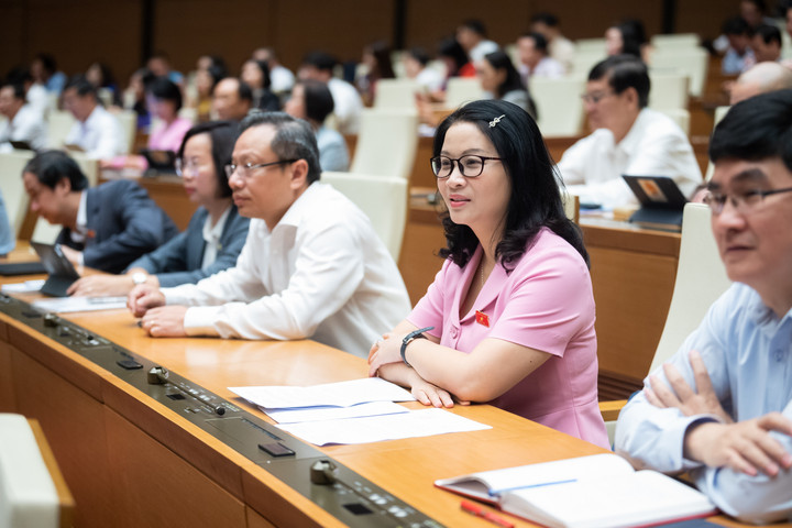 Các đại biểu lắng nghe báo cáo sáng 30/10.