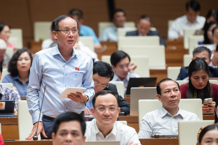 Đại biểu Vũ Xuân Hùng (Thanh Hóa) phát biểu tại hội trường. (Ảnh: Quochoi.vn).