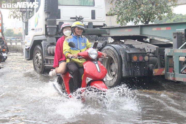 Thời tiết tại TP.HCM hôm nay 30/10, chiều và tối có mưa rào rải rác và có nơi có dông.