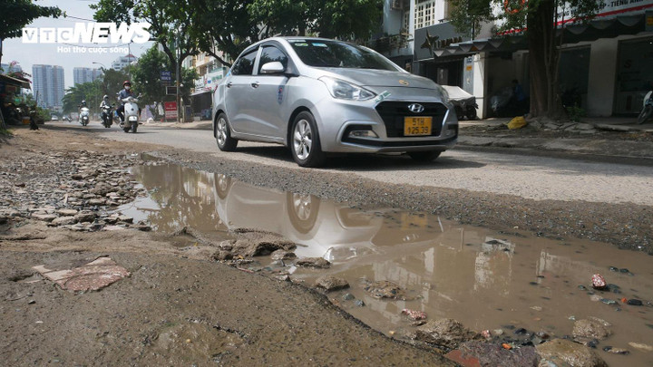 Đường Nguyễn Hoàng xuống cấp, dân sụp ổ gà "như cơm bữa". (Ảnh chụp 30/9/2023)