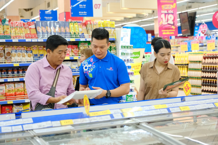 Lãnh đạo Saigon Co.op các cấp phục vụ và tri ân khách hàng.