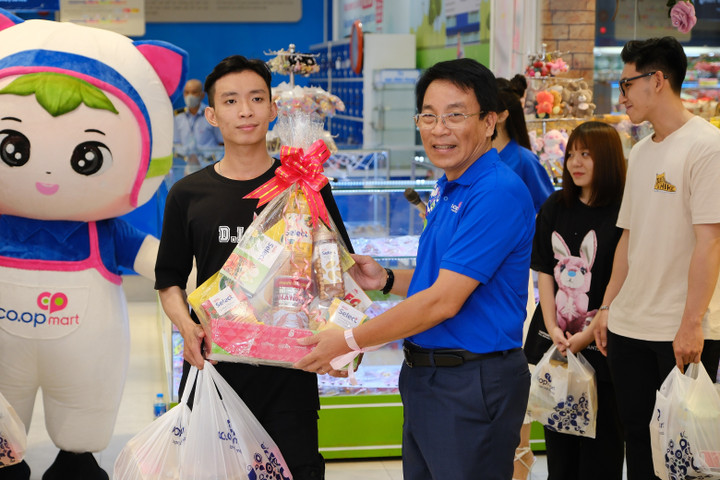 Lãnh đạo Saigon Co.op trực tiếp tính tiền, tư vấn, phục vụ khách hàng - 3