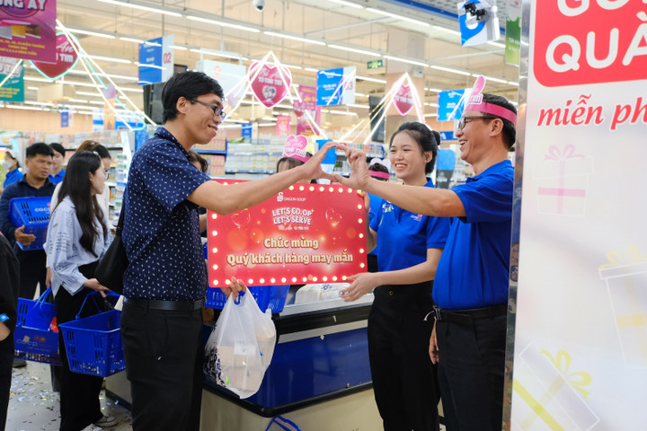 Khách hàng may mắn nhận phần quà từ ban lãnh đạo Saigon Co.op.
