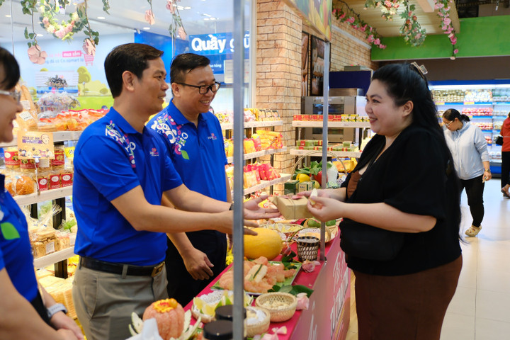 Lãnh đạo Saigon Co.op trực tiếp tính tiền, tư vấn, phục vụ khách hàng - 5