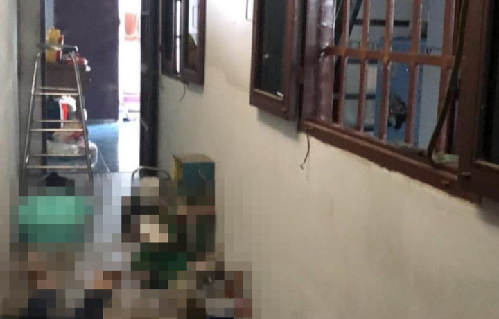 Hiện trường nơi phát hiện hai cha con ông L. tử vong trong tư thế treo cổ cạnh bức thư tuyệt mệnh.