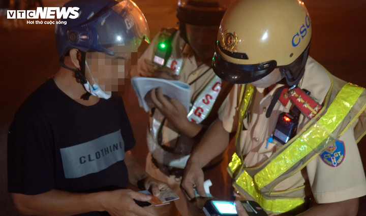 Tài xế N.V.T. (SN 1985, quê Bình Định) bị CSGT xử phạt 4,5 triệu đồng, tước bằng lái 17 tháng, tạm giữ xe 7 ngày.