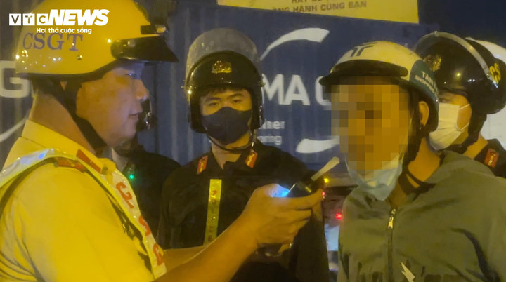 Tài xế N. có nồng độ cồn mức 0,098mg/lít khí thở, bị tổ công tác lập biên bản xử phạt 2,5 triệu đồng.