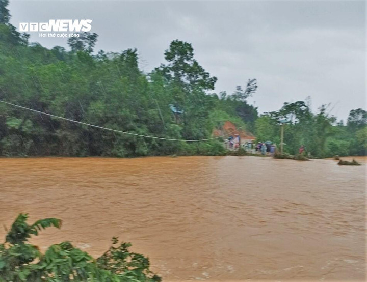 Giao thông chia cắt do sự cố vỡ đập. (Ảnh: CTV)