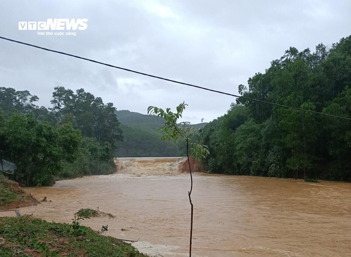 Phần thân đập dài khoảng 6m bị sạt lở. (Ảnh: CTV)