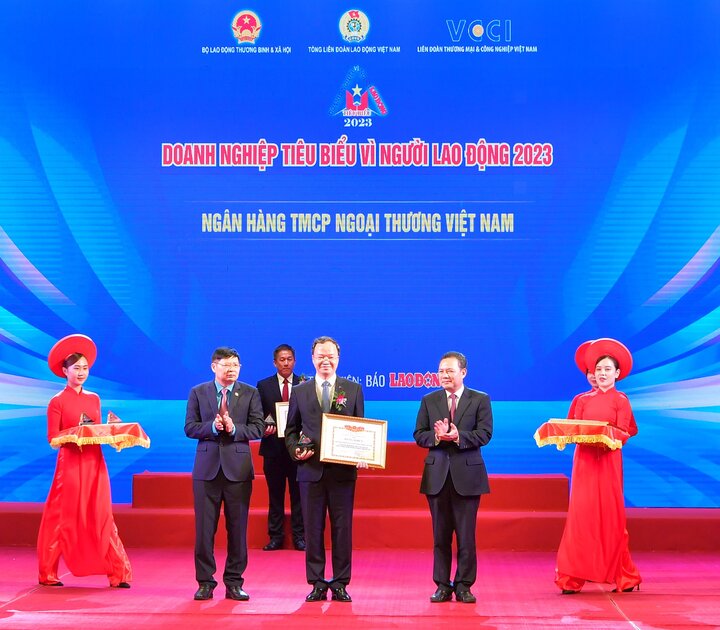 Trao Bằng khen “Doanh nghiệp tiêu biểu vì người lao động” và Kỷ niệm chương cho đại diện Ngân hàng TMCP Ngoại thương Việt Nam.