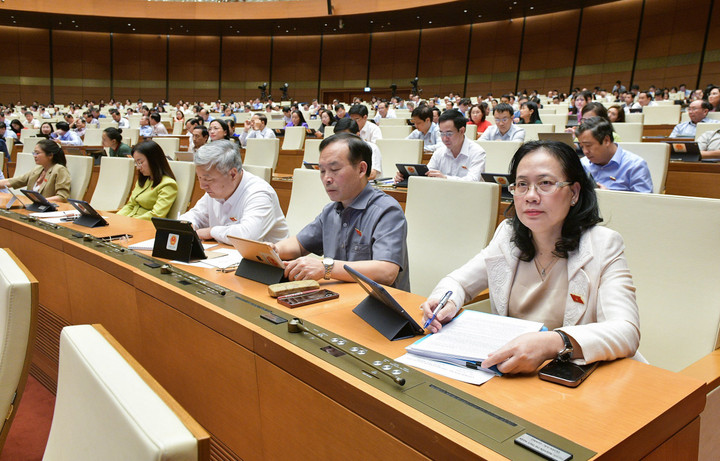 Các đại biểu thảo luận ở hội trường Quốc hội chiều nay. (Ảnh: Quochoi.vn)