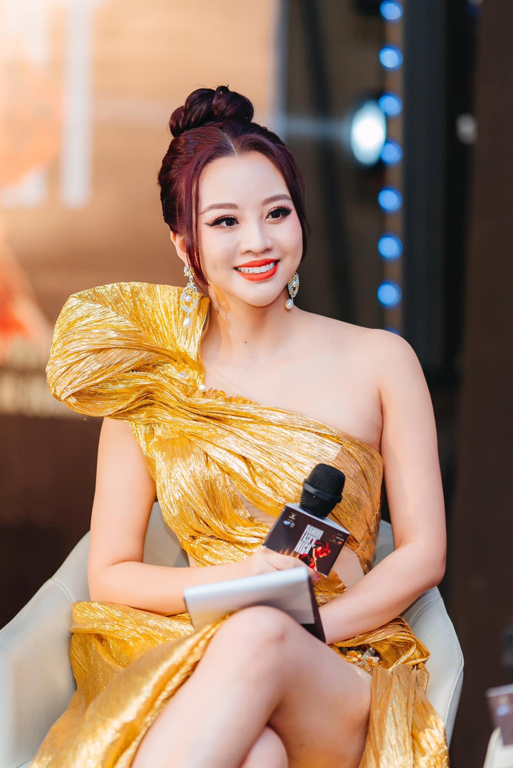 Ngoài MC, Thư Đình còn là diễn viên, người mẫu.