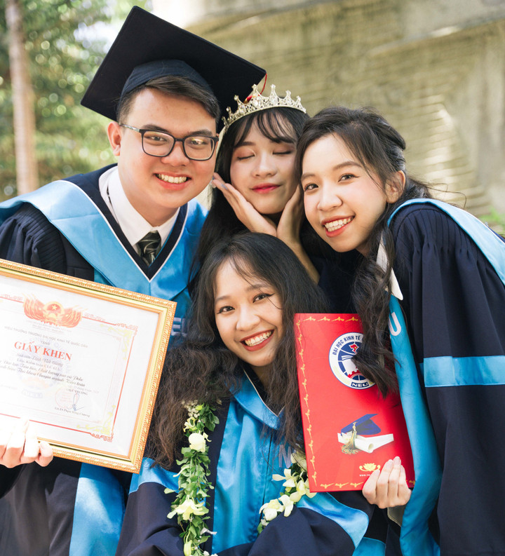 Viết Giang cùng nhóm bạn học tập. (Ảnh NVCC)