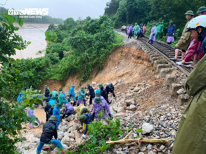 Dự kiến trong ngày 31/10, đường sắt Bắc - Nam sẽ được lưu thông. (Ảnh: CTV)