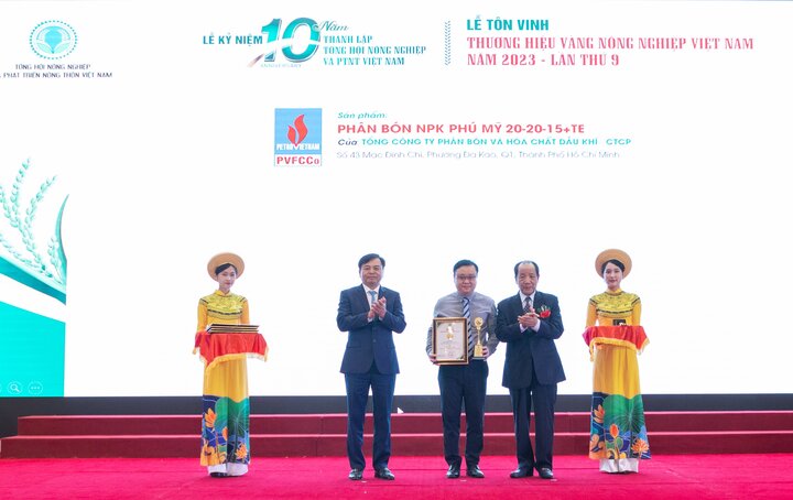 Đại diện PVFCCo nhận biểu trưng chứng nhận Thương hiệu Vàng nông nghiệp Việt Nam 2023