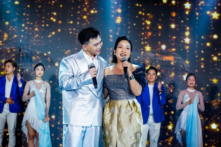 Ca sĩ Kiey có màn song ca thành công cùng diva Mỹ Linh.