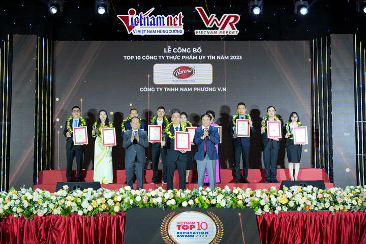 Ông Trương Minh Hải - Giám đốc chi nhánh Hà Nội đại diện Công ty Nam Phương Food lên nhận giải thưởng.