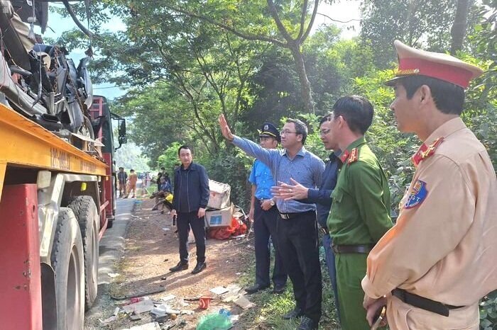 Ông Khuất Việt Hùng - Phó Chủ tịch chuyên trách Ủy ban An toàn giao thông Quốc gia, tại hiện trường vụ tai nạn.