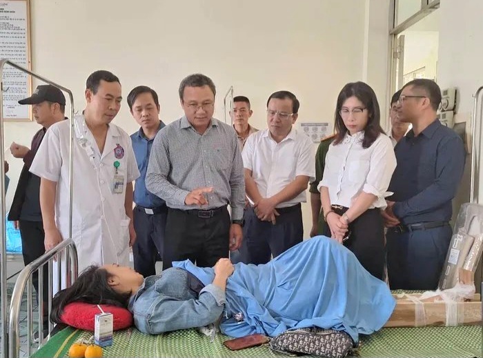 Ông Khuất Việt Hùng, Phó Chủ tịch chuyên trách Ủy ban ATGT Quốc gia và lãnh đạo tỉnh Lạng Sơn thăm hỏi các nạn nhân bị thương đang được điều trị bệnh viện.