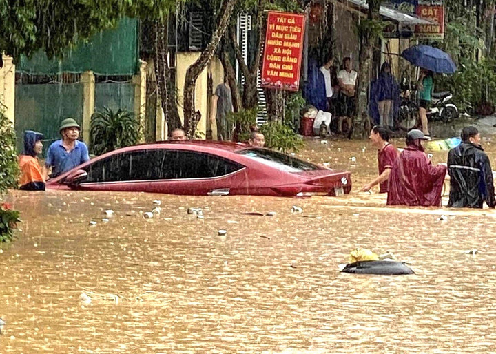 Thị trấn Tân Lạc, huyện Quỳ Châu (Nghệ An) chìm trong biển nước ngày 28/9