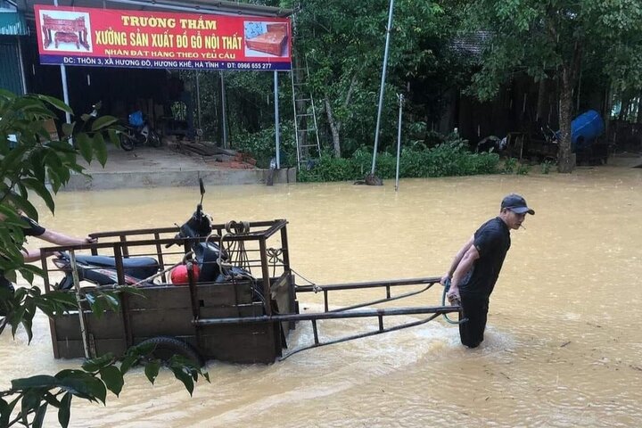 Người dân di dời tài sản tránh mưa lũ. (Ảnh: CTV)