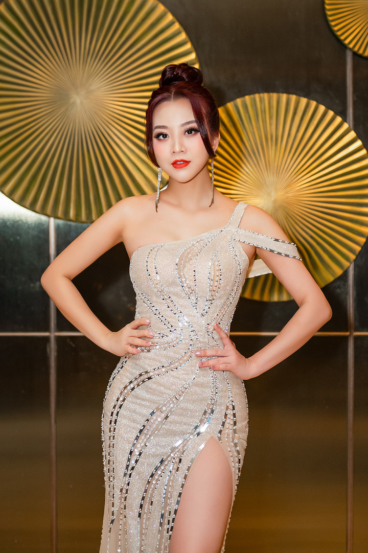 Thư Đình sở hữu ngoại hình xinh đẹp.