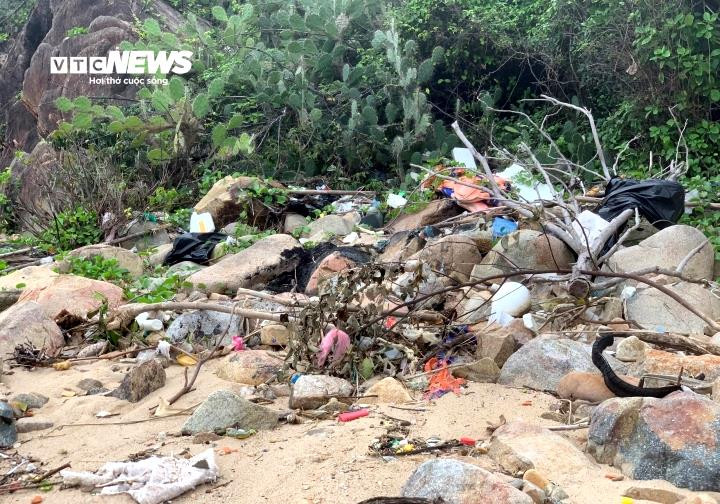 Rác thải nhựa tồn đọng ở bãi Xếp (phường Ghềnh Ráng, TP Quy Nhơn, Bình Định) gây mất mỹ quan, ô nhiễm môi trường.