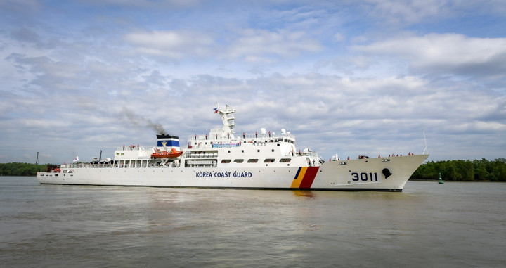 Tàu huấn luyện BADARO (3011HAM) của Lực lượng bảo vệ bờ biển Hàn Quốc cập Cảng Chùa Vẽ (Hải Phòng) lúc 10h sáng 30/10.