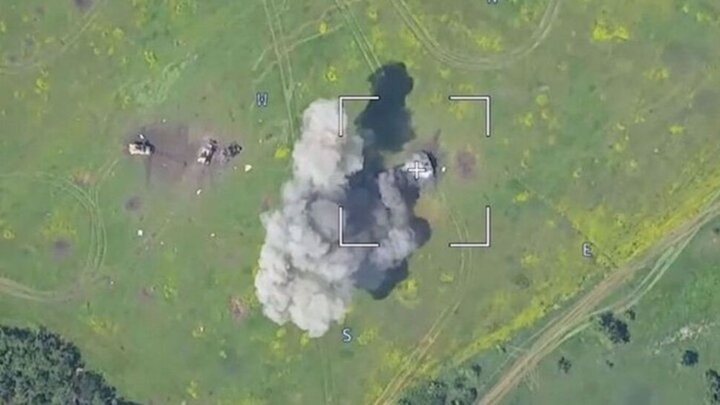 Xe tăng của Ukraine bốc cháy sau cuộc tấn công của UAV Nga.