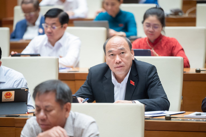 Các đại biểu thảo luận tại hội trường.