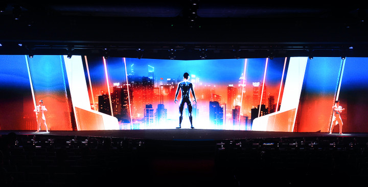 Khán giả bất ngờ với sự xuất hiện của Đại sứ ảo, vươn ra khỏi màn hình led và tương tác trong không gian