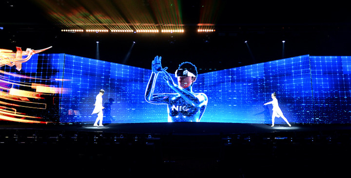 Những tiết mục nghệ thuật mãn nhãn cho thấy sự kết hợp những công nghệ hàng đầu thế giới và sự sáng tạo của đạo diễn Đặng Lê Minh Trí.