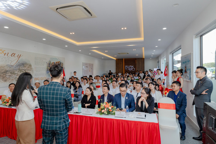 Những đại diện kinh doanh đầu tiên trên hành trình “Fly To The Sky - Tỏa sáng cùng Park Town Phú Quốc”.