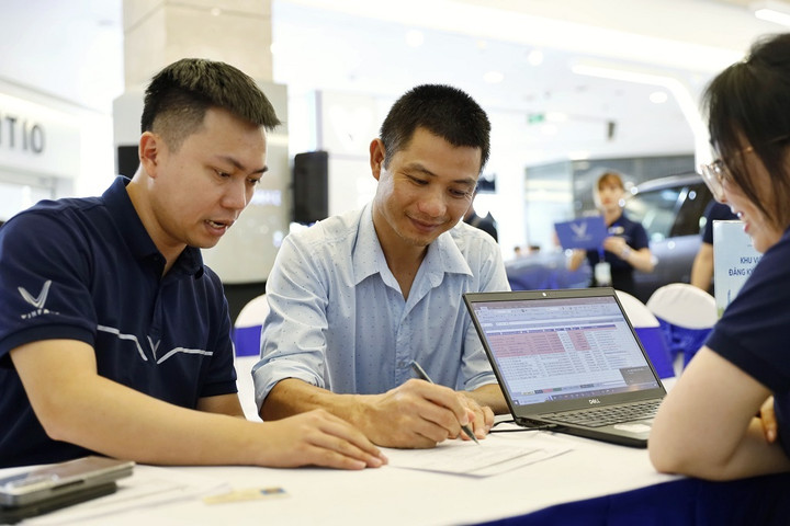 Nhiều khách hàng đã “chốt cọc” VF 6 bởi xe có khả năng vận hành vượt trội cùng chi phí sử dụng chỉ ngang xe máy.